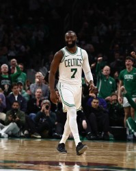 乐鱼网官网入口-就是硬！杰伦·布朗单赛季得分突破2000 生涯首次&amp;队史第8人！