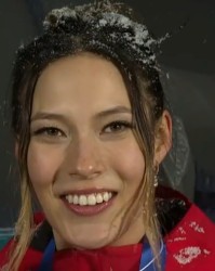 不再希望理解？谷爱凌夺金后疏忽了地上的红旗，但没忘记披上国旗|冬奥会|金牌|米兰冬奥会|米兰|意大利_新浪体育_新浪新闻