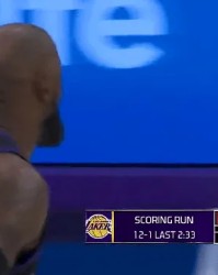 詹姆斯三分也投进，湖人下半场轰出12-1领先老鹰32分